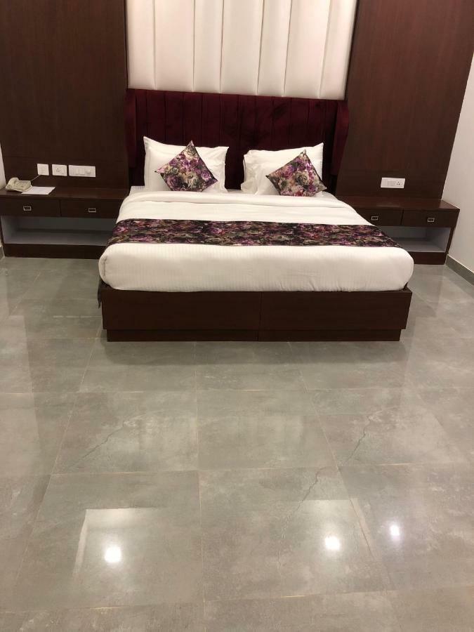 Hotel Royal Imperio Faridabad Exterior foto